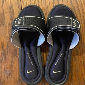 Women’s size 7 Nike slides.